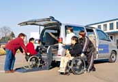 リフト付きなので、車イスのまま乗降できる