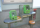 衆電話機は、車イス使用者はもちろん、単に疲れている人など、すべての人に配慮されている
