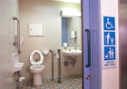 右まひ、左まひに対応し、両側にトイレットペーパーを配置した多目的トイレ