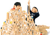 WAKU-BLOCKでジャングルタワーをつくる子どもたち