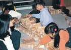 錦帯橋をつくっている子どもたち