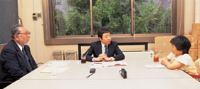 対談風景、写真右：22年前、養護学校の義務化に反対して、文部省の前に座り込む人々がいた