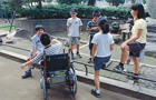 写真の車イスの子どもは、普通学校に通っている。回りはその友達