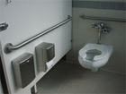 トイレットペーパー。わずかな位置の違いがADAの訴訟の原因となる。