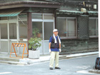 分岐点での道案内　運営はボランティアのスタッフに支えれている