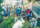 公園を整備する住民