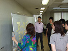 学生たちのデザイン能力について語る参加者