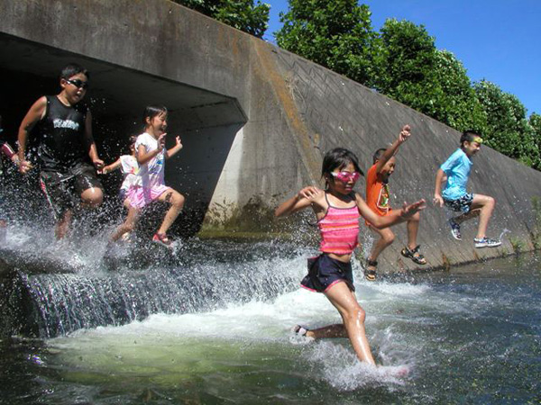 夏の「冒険遊び場たごっこパーク」。川で思い切り遊ぶ