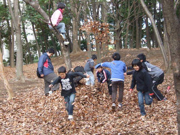 落ち葉など自然の素材があれば、遊具もゲームもいらない。