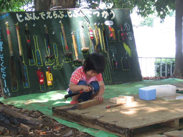 小さな子も自分で道具を使う