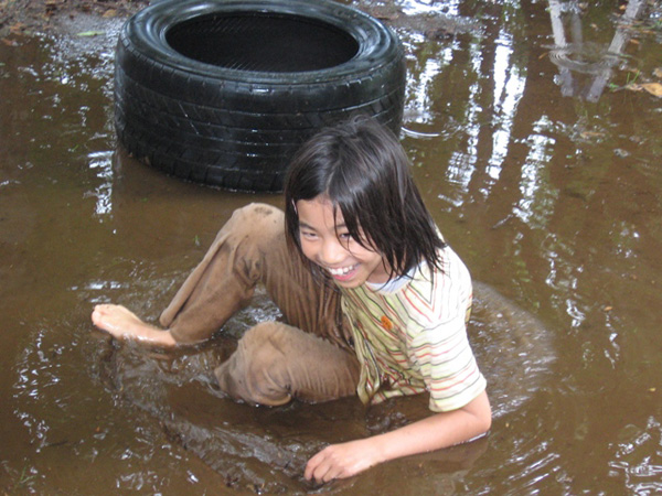  雨のぬかるみも遊び場に