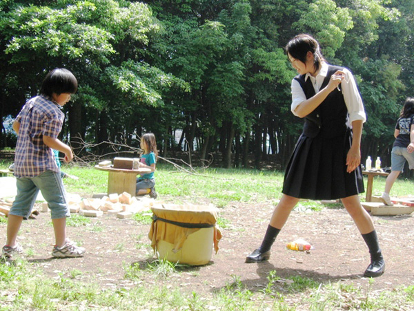  昔懐かしいベーゴマも人気の遊び
