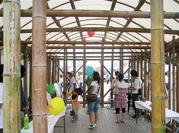夏の「冒険遊び場たごっこパーク」。川で思い切り遊ぶ