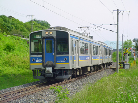 夏の「冒険遊び場たごっこパーク」。川で思い切り遊ぶ